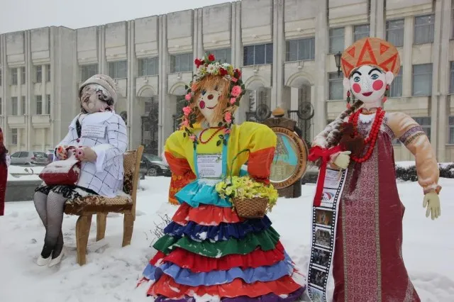 В Ярославле началась установка масленичных кукол