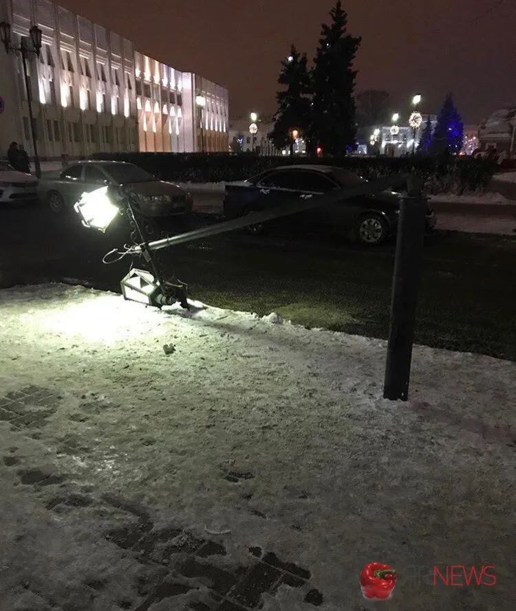 У здания правительства в Ярославле на тротуар упал фонарь