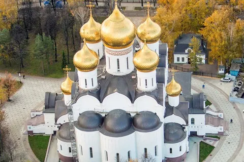 Над Ярославской областью начались полеты двухместного итальянского самолета