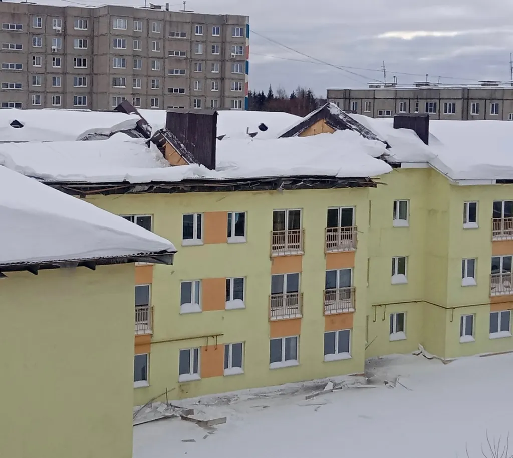 В Рыбинске из-за снега обрушилась крыша аварийного дома