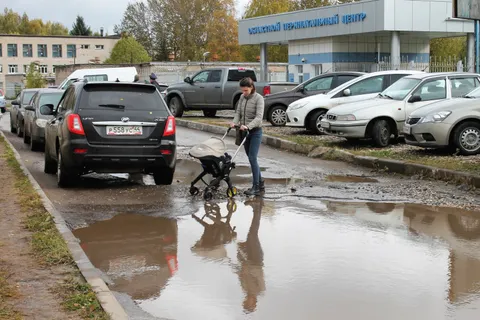 В Ярославле засыпали ямы у перинатального центра 