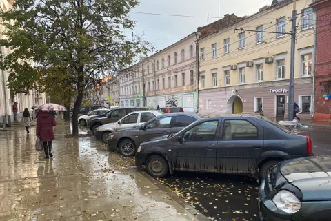 «Елочкой нельзя»: парковка на Комсомольской улице в Ярославле будет параллельной