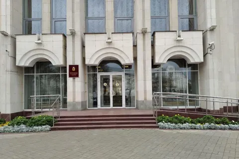 Хулиганы разбили дверь в здание ярославского правительства