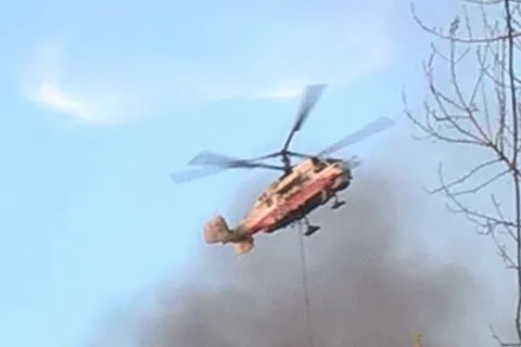 Для тушений пожара в Ярославле  привлечен вертолет Ка-32 МЧС России: фото