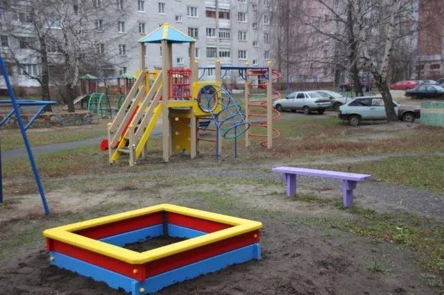 В 56 дворах Ярославля установили новые детские городки