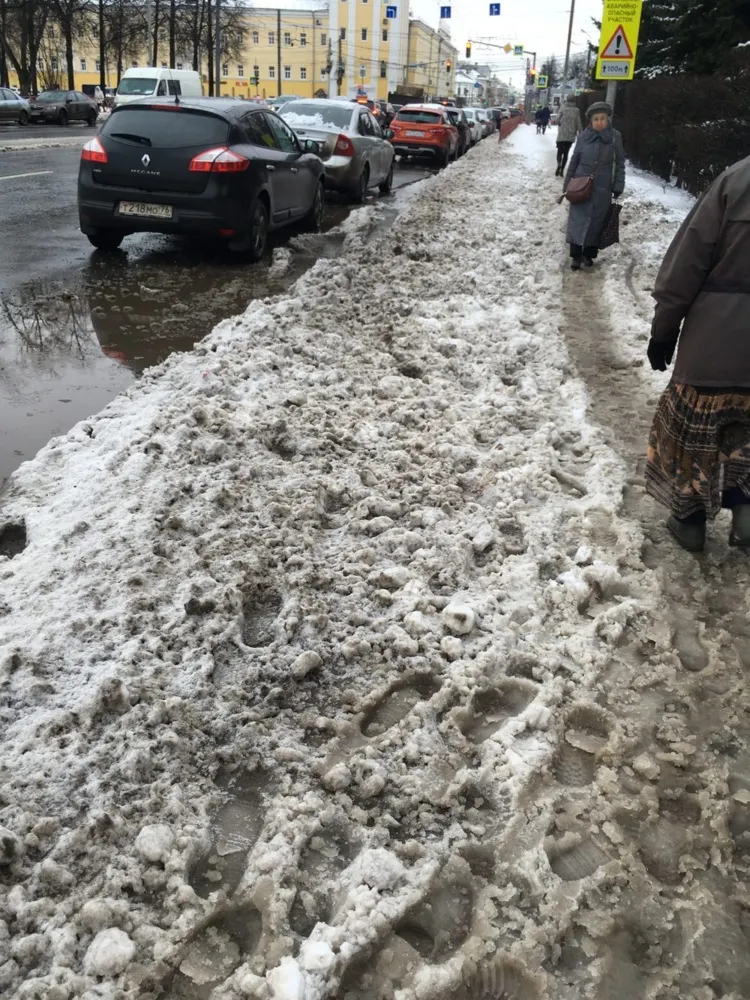 Тротуары в центре Ярославля утонули в снежной жиже