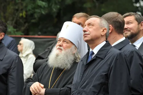 На храме Кирилло-Афанасьевского монастыря в Ярославле начали устанавливать купола