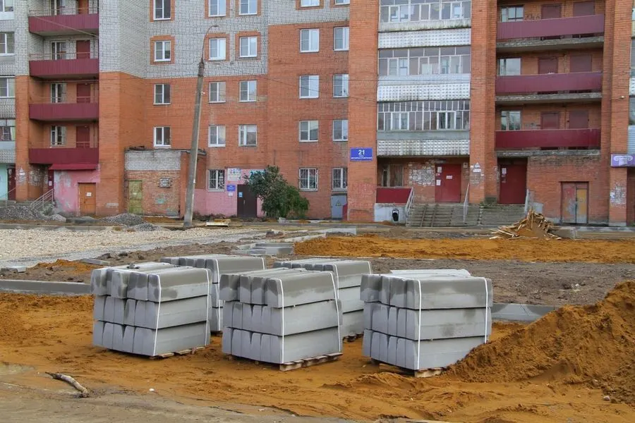 В Рыбинске ремонтируют самый большой двор