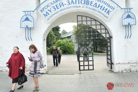 В историко-художественном музее-заповеднике Ярославля реставрируют ворота. С фото