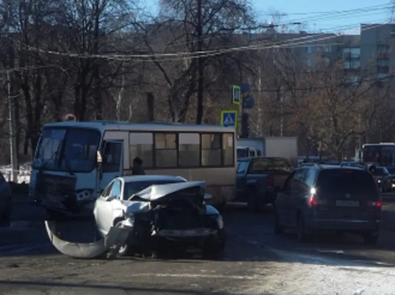 В центре Ярославля столкнулись иномарка и маршрутка