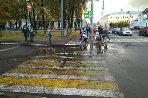 Ярославцы тонут в лужах на пешеходных переходах