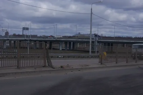 В Ярославле «Форд-Фокус» снес ограждение Юбилейного моста, разбился в лепешку и вылетел на встречную полосу