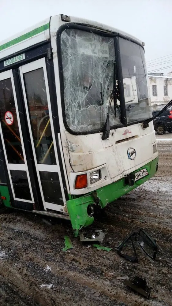 В Рыбинске столкнулись автобус и маршрутка: пятеро пострадавших