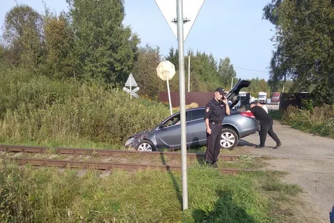 В Ярославской области на переезде тепловоз снес иномарку