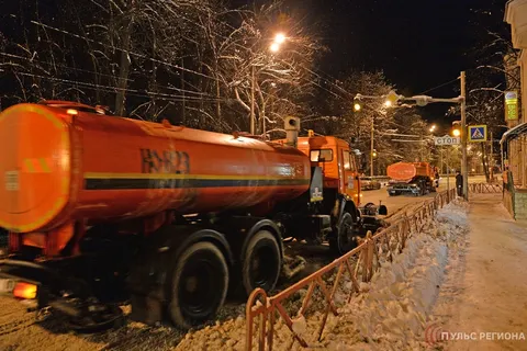 Ярославль чистят от снега ночью: убирайте свои машины!