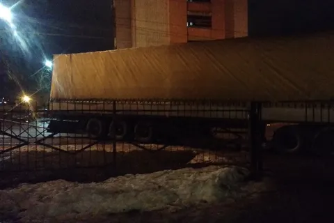 В Ярославле фура врезалась в забор школы: видео происшествия