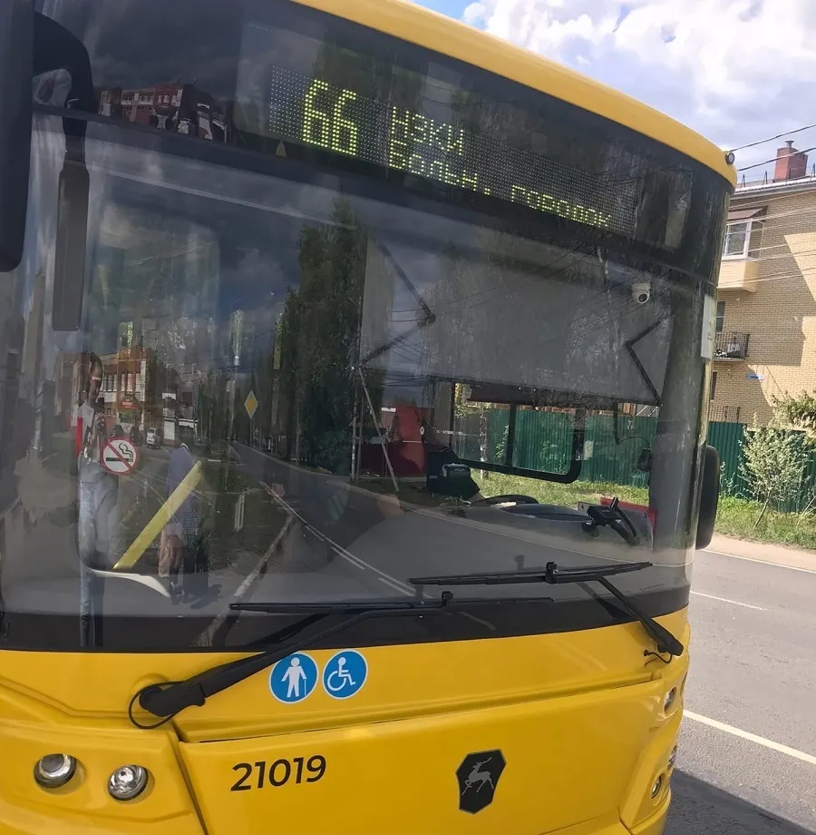 В Ярославле водитель желтого автобуса отказался везти ребенка в коляске