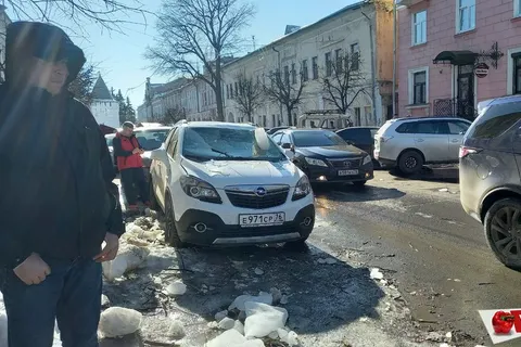 В центре Ярославля льдина протаранила иномарку