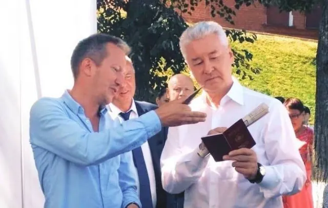 Сергею Собянину вручили паспорт туриста "Золотого кольца"