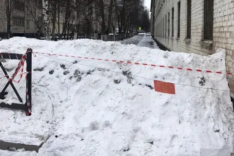Снег в центре Ярославля расчистили и свалили на тротуар