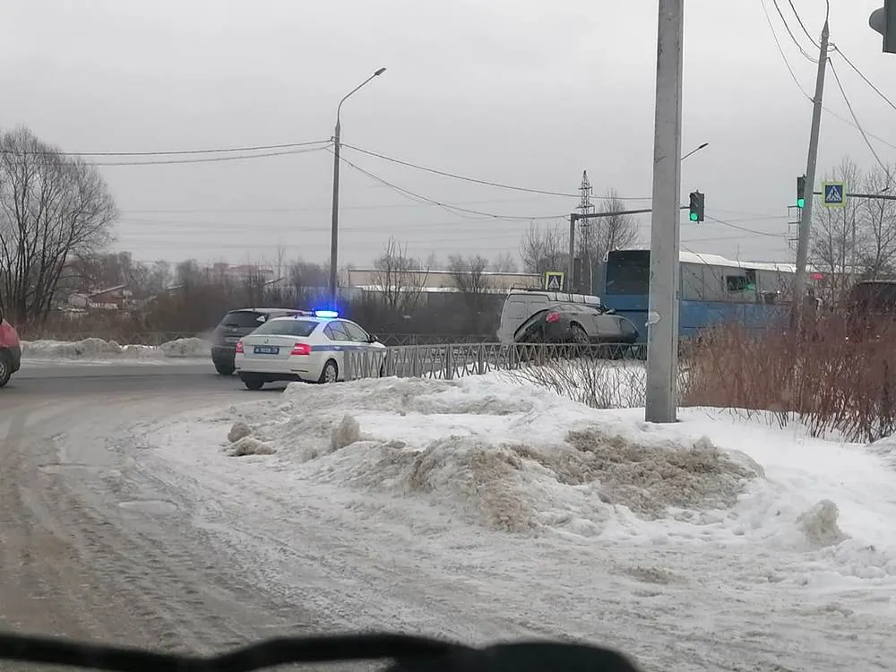 Повис на ограде: в Ярославле столкнулись легковушка и автобус