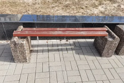 В поселке под Ярославлем разваливается отремонтированная мрамором набережная