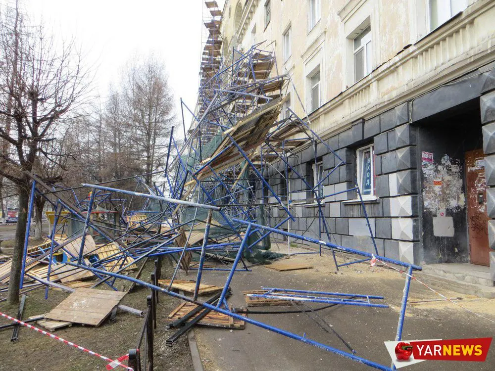 Обрушение строительных лесов в Ярославле: фоторепортаж