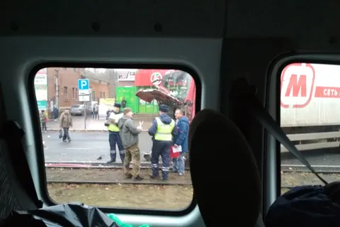 В Ярославле столкнулись фура и трамвай: видео