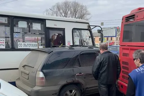 В Ярославле на Московском проспекте столкнулись два автобуса одного маршрута