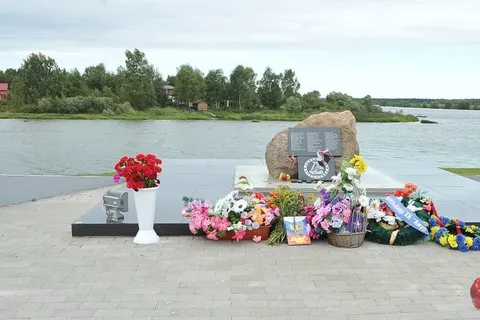 Родители хоккеиста Ивана Ткаченко почтили память сына в Туношне Ярославской области. Фото