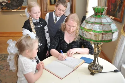 Одиннадцать ярославских семей награждены медалями «За верность родительскому долгу»