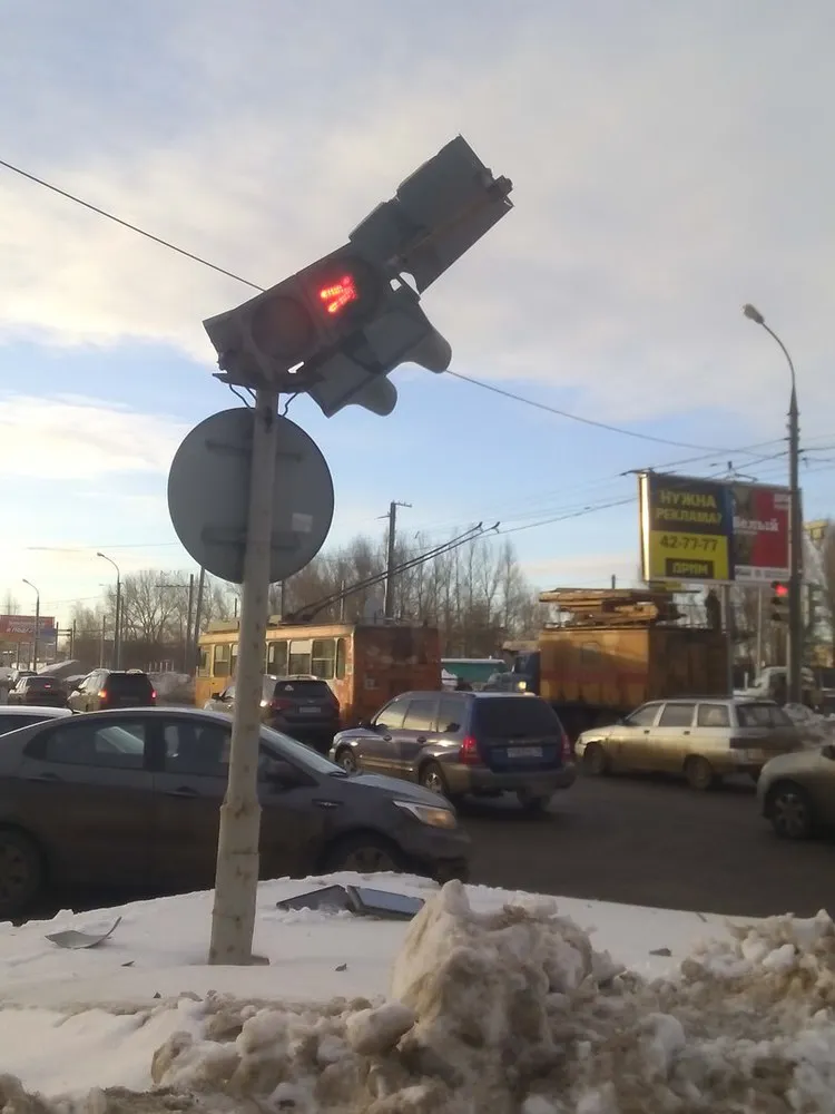 В Ярославле накренился светофор – мэрия отреагировала оперативно