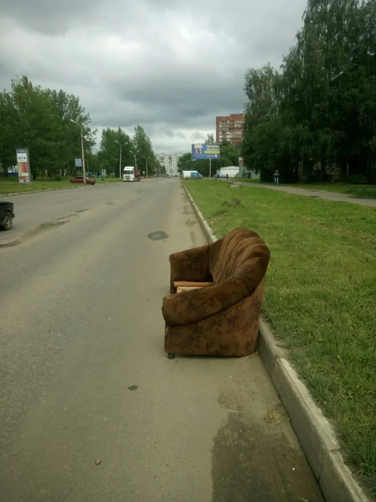 В Ярославле на проезжей части в Брагино забыли диван