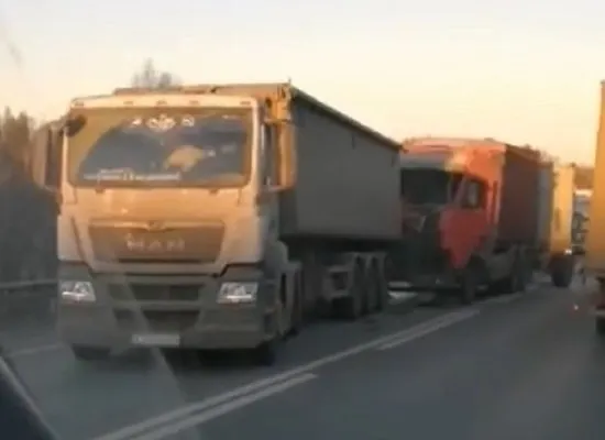 В Ярославской области в массовом ДТП с фурами погиб человек