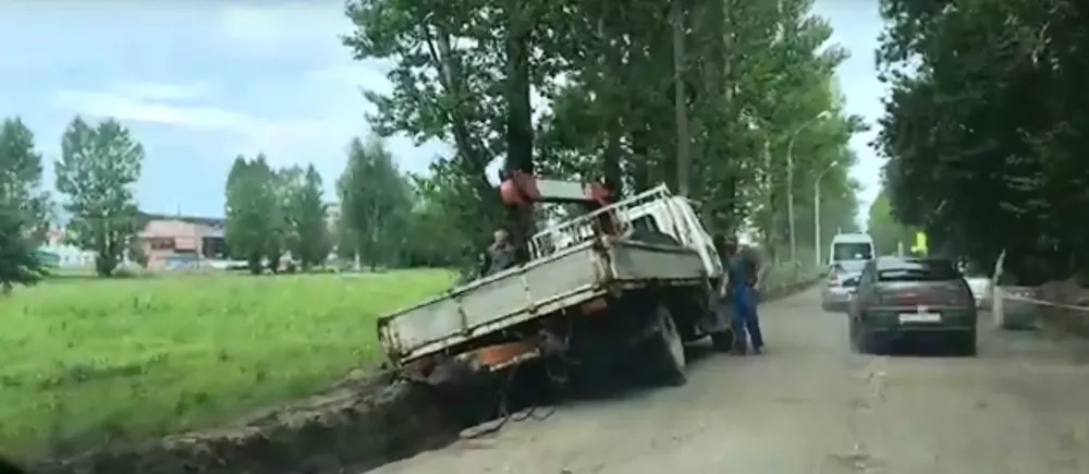 В Ярославле грузовик угодил в траншею: видео