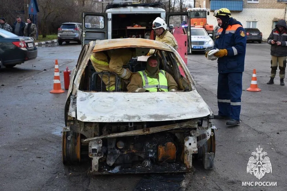 В Переславле сотрудники МЧС «спасали водителя, попавшего в аварию»