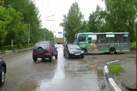 В Ярославле «Шевроле» столкнулся с «Киа» и отлетел на автобус