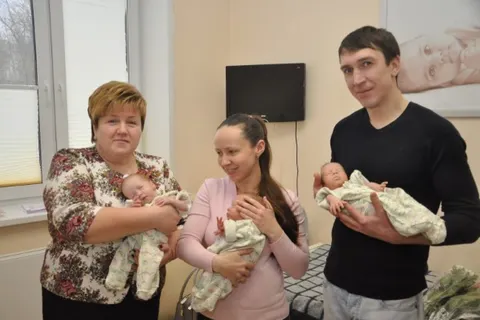 Из Ярославского областного перинатального центра выписалась мама с тройняшками