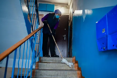 Во Фрунзенском районе продолжается санитарная обработка подъездов