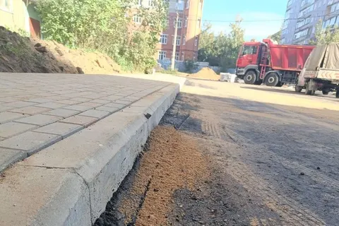 Жители Тутаева отказываются принимать у подрядчика отремонтированный двор