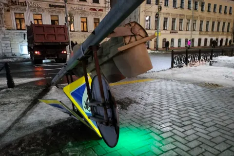 В центре Ярославля снесли светофор