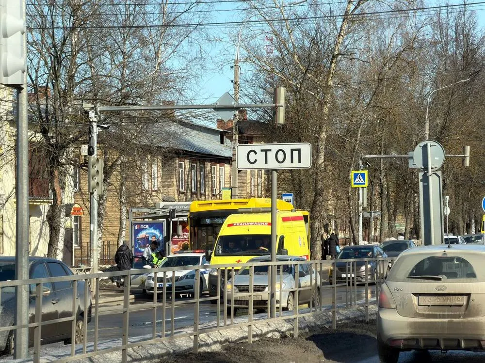 Пожилая пассажирка госпитализирована после падения в Яавтобусе