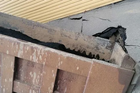 В Ярославле грузовик с асфальтом провалился под землю