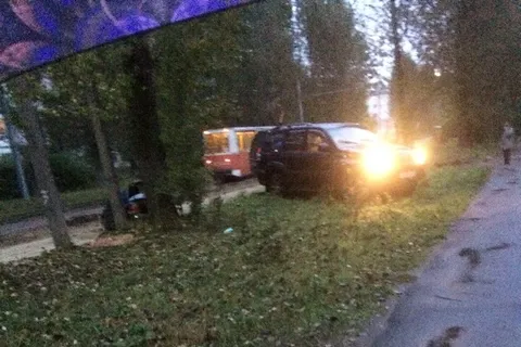 Еще один: в Ярославле на улице Блюхера вновь застрял автомобиль