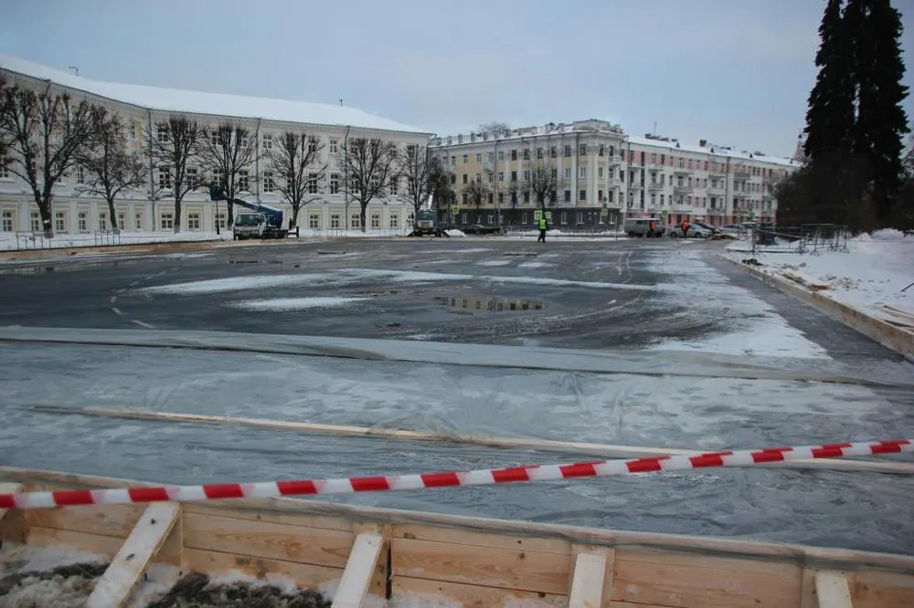 На Советской площади в Ярославле начали обустраивать каток
