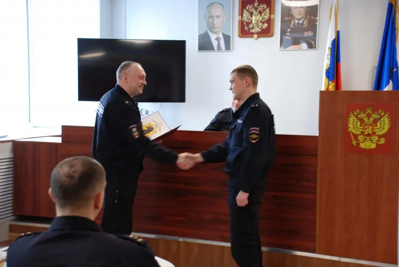 Полицейских, предотвративших взрыв газа в жилом доме, наградили грамотами МЧС