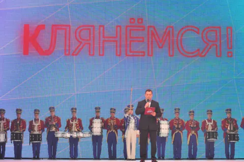 Дмитрий Миронов вручил хоккеистам ярославского «Локомотива» бронзовые медали чемпионата КХЛ