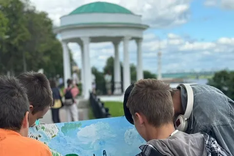 Семья с 11 приемными детьми нарисовала ярославскую Набережную