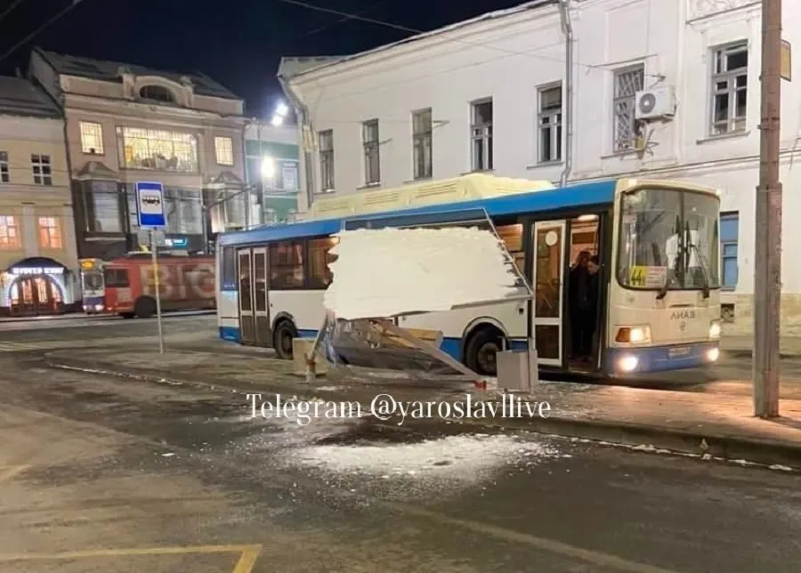 Ярославский перевозчик восстановит остановку в центре, сбитую автобусом
