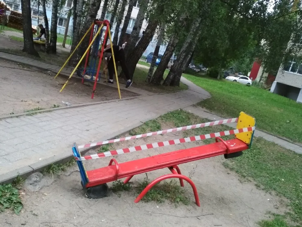 В Ярославле жители сами отремонтировали детский городок